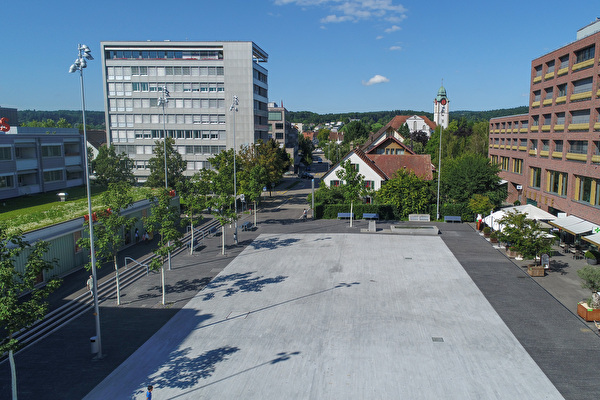 Bei guter Witterung findet die Sitzung des Gemeinderats vom Dienstag, 3. Juni 2025, auf dem Stadtplatz statt. Bild: magee.ch