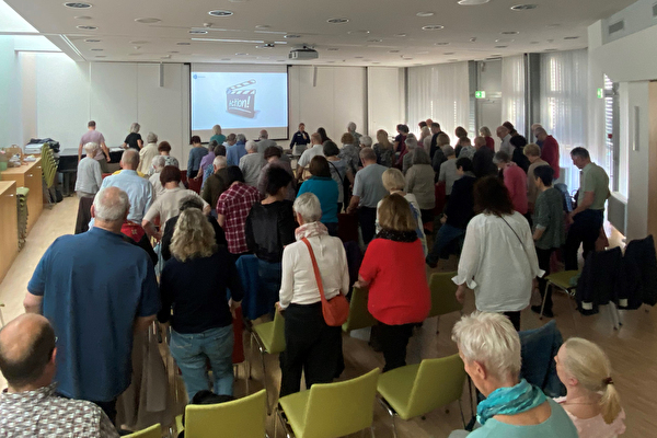 Das Interesse am Programm «Hirncoach» ist gross – rund 70 Personen nahmen an der Infoveranstaltung teil.  (Bild: Stadt Kloten, HK)