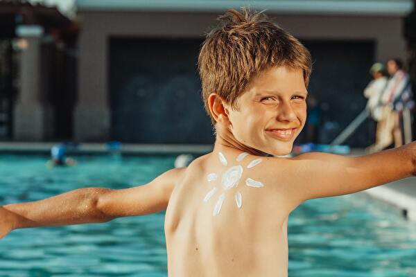 Sonnenschutz ist besonders im Sommer ein Muss. (Bild: Kindel Media)