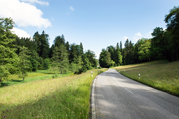 Ab 1. Juni 2025 bis und mit 31. Juli 2025 ist die Strassenverbindung Oberembrach-Nürensdorf für den motorisierten Verkehr dauerhaft gesperrt (Tag und Nacht). Bild: Stadt Kloten (Jean-Luc Grossmann)