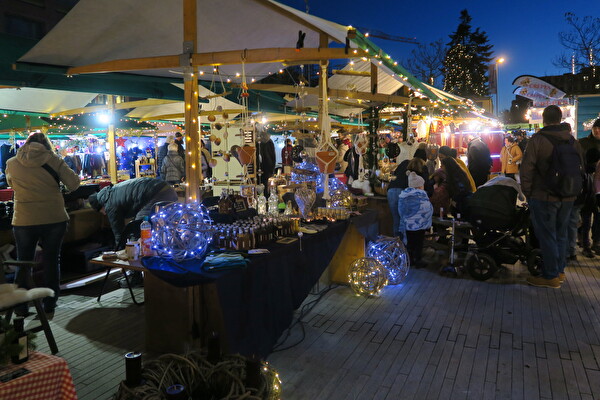 Der Klotener Weihnachtsmarkt ist ein festlicher Treffpunkt für Jung und Alt. (Bild: Stadt Kloten, LN)