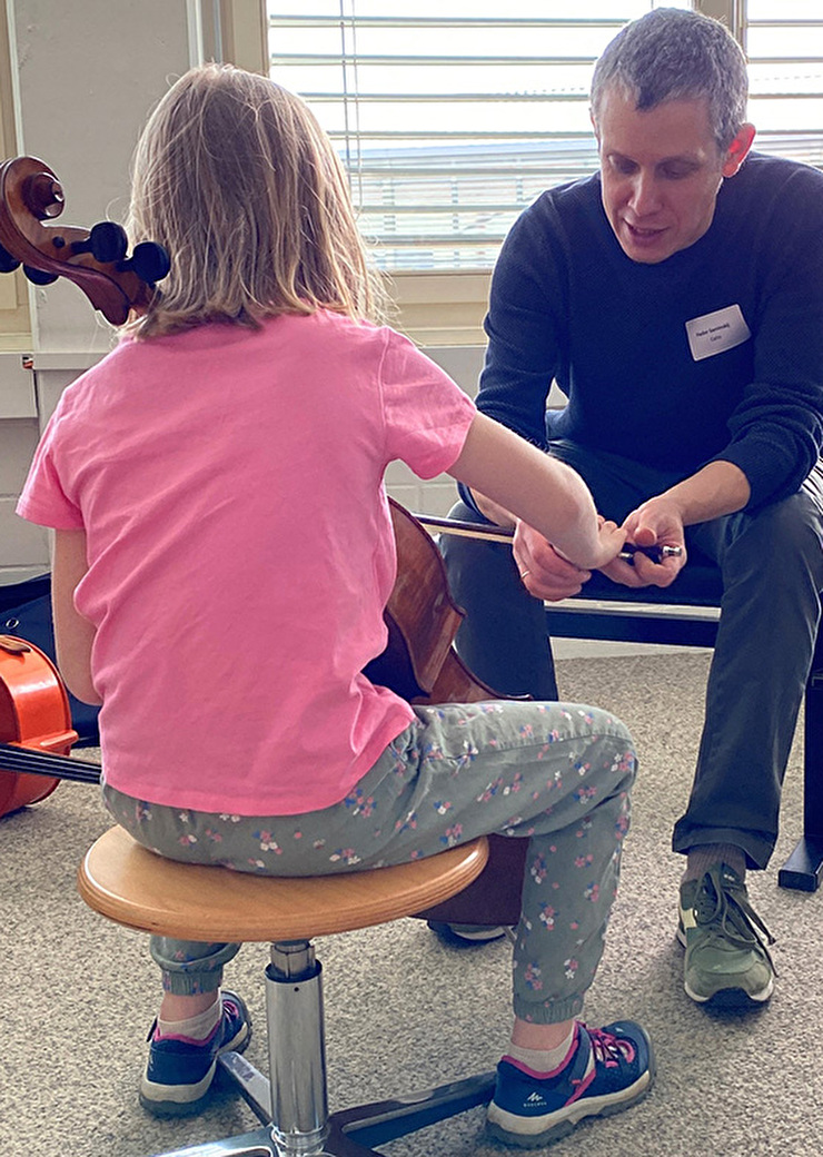 Die Besucherinnen und Besucher durften am Musikschultag verschiedene Instrumente kennenlernen und ausprobieren.  (Bild: Musikschule Region Flughafen, af)