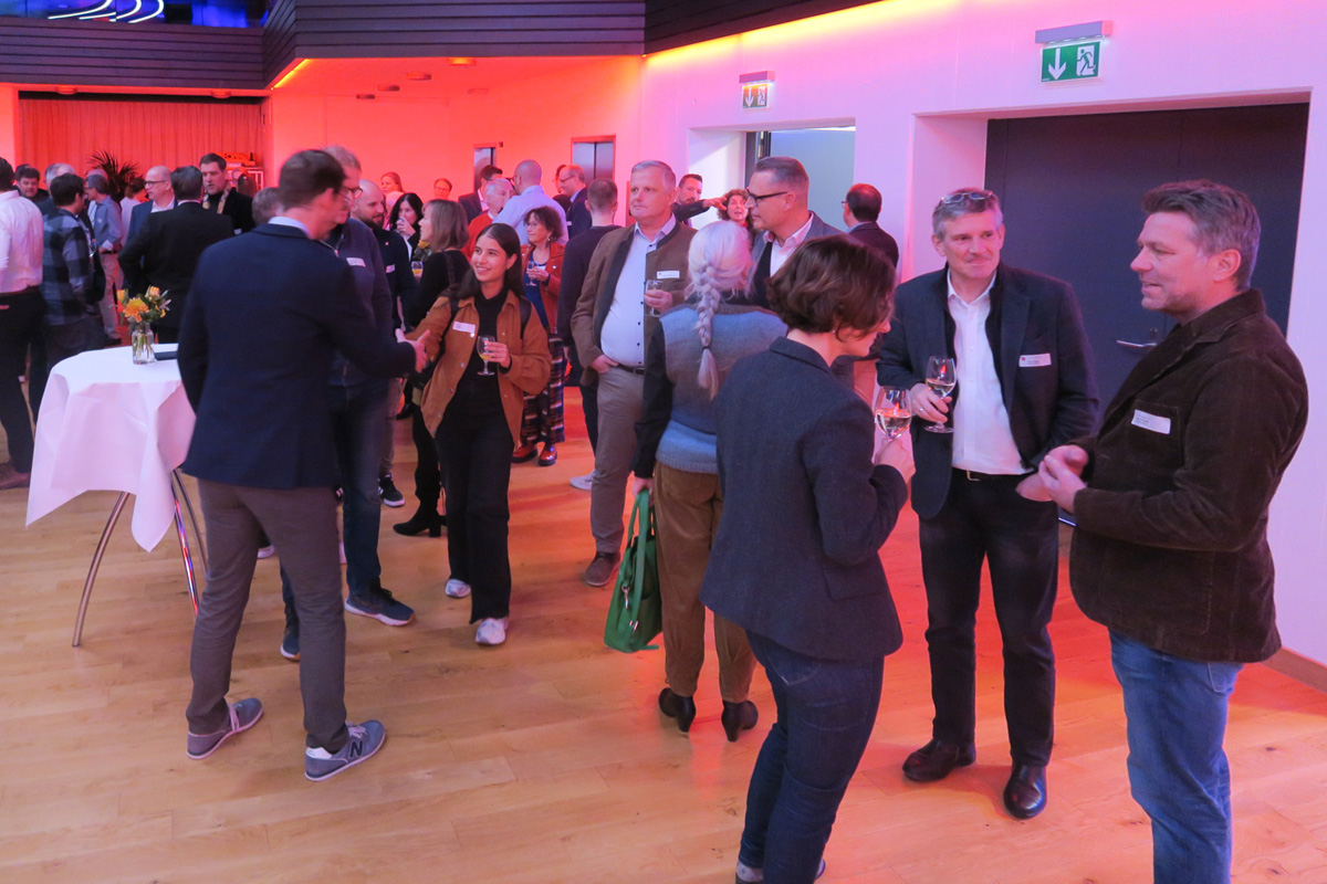 Zahlreiche Besucherinnen und Besucher beim Apéro