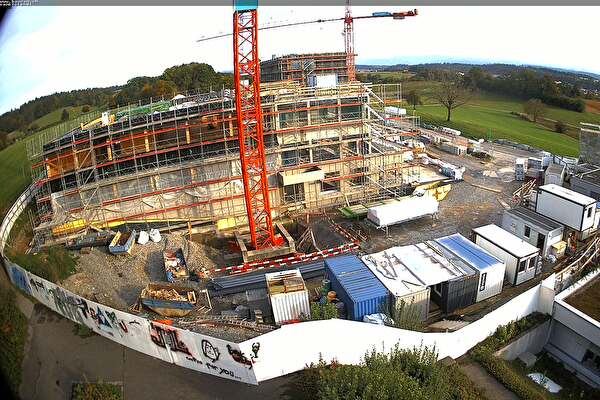 Das aktuelle Geschehen auf der Baustelle kann via Webcam 24/7 beobachtet werden. https://www.pool-informatik.ch/cams/camkloten01.jpg. (Bild: Baustelle Schulanlagen Nägelimoos am 9. Oktober 2024)