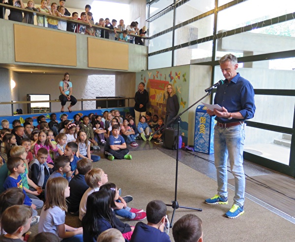 Die Kinder hören gespannt zu.