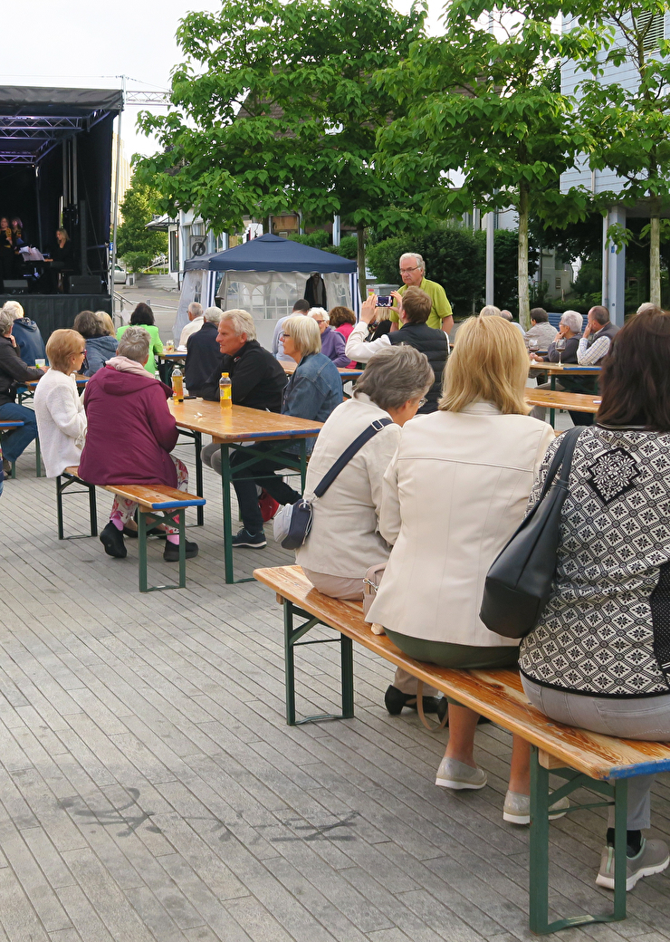 Im Rahmen von «Bühne Frei» finden auf dem Stadtplatz in Kloten im Monat Juni grossartige Live-Musik-Veranstaltungen statt.  (Bild: Stadt Kloten)