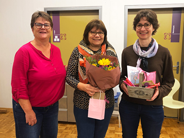 v.l.: Gisela Lippmann (Präsidentin Vereinigung Freizeit Kloten), Erika Lüthi und Sonja Hönisch. (Bild: VFK)