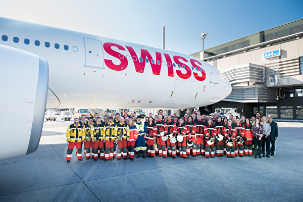 Feuerwehr Kloten vor SWISS-Flugzeug