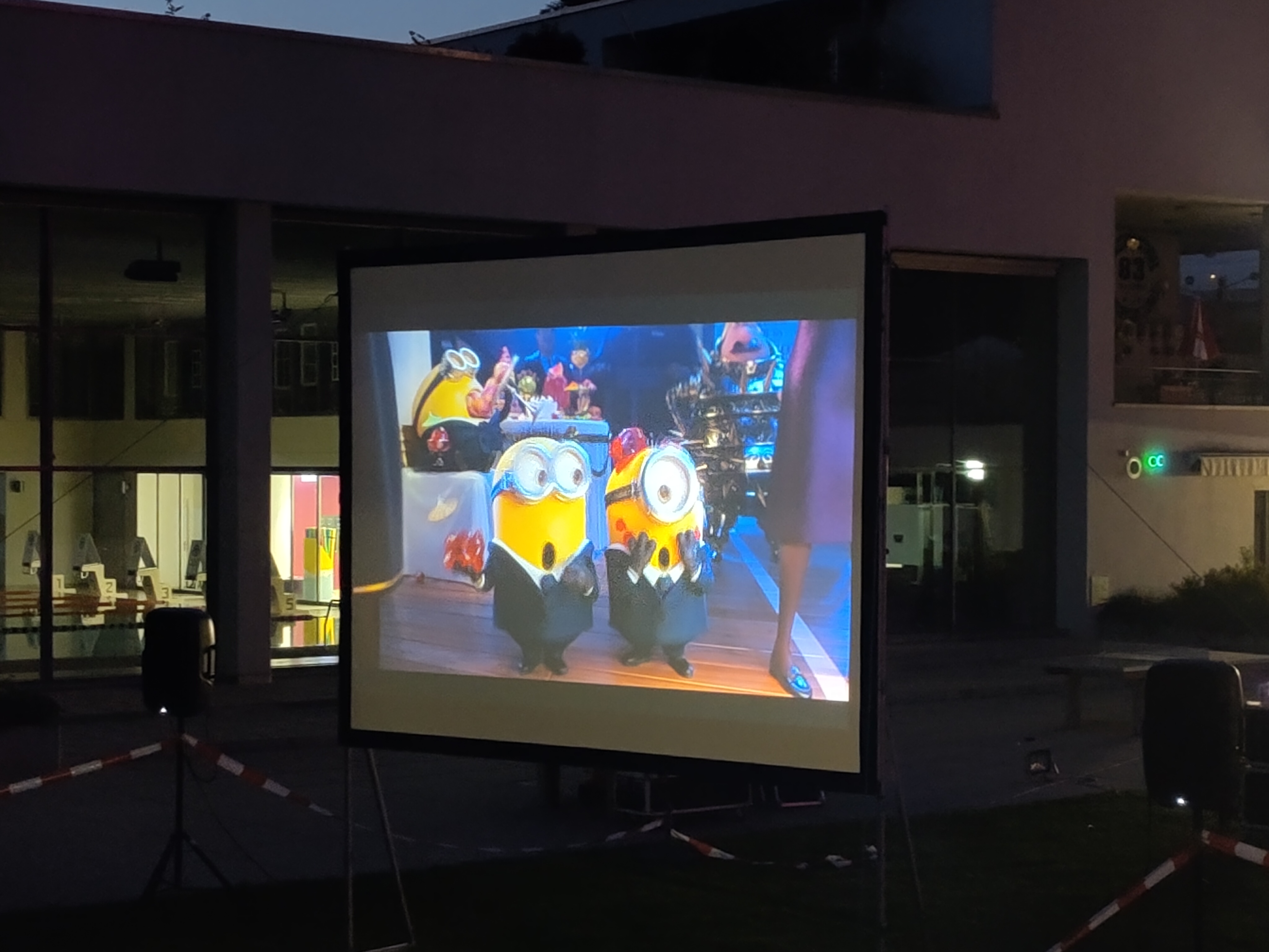 An zwei Abenden im August spielt das Open Air Kino Filme im Freibad. Bild: Vereinigung Freizeit Kloten
