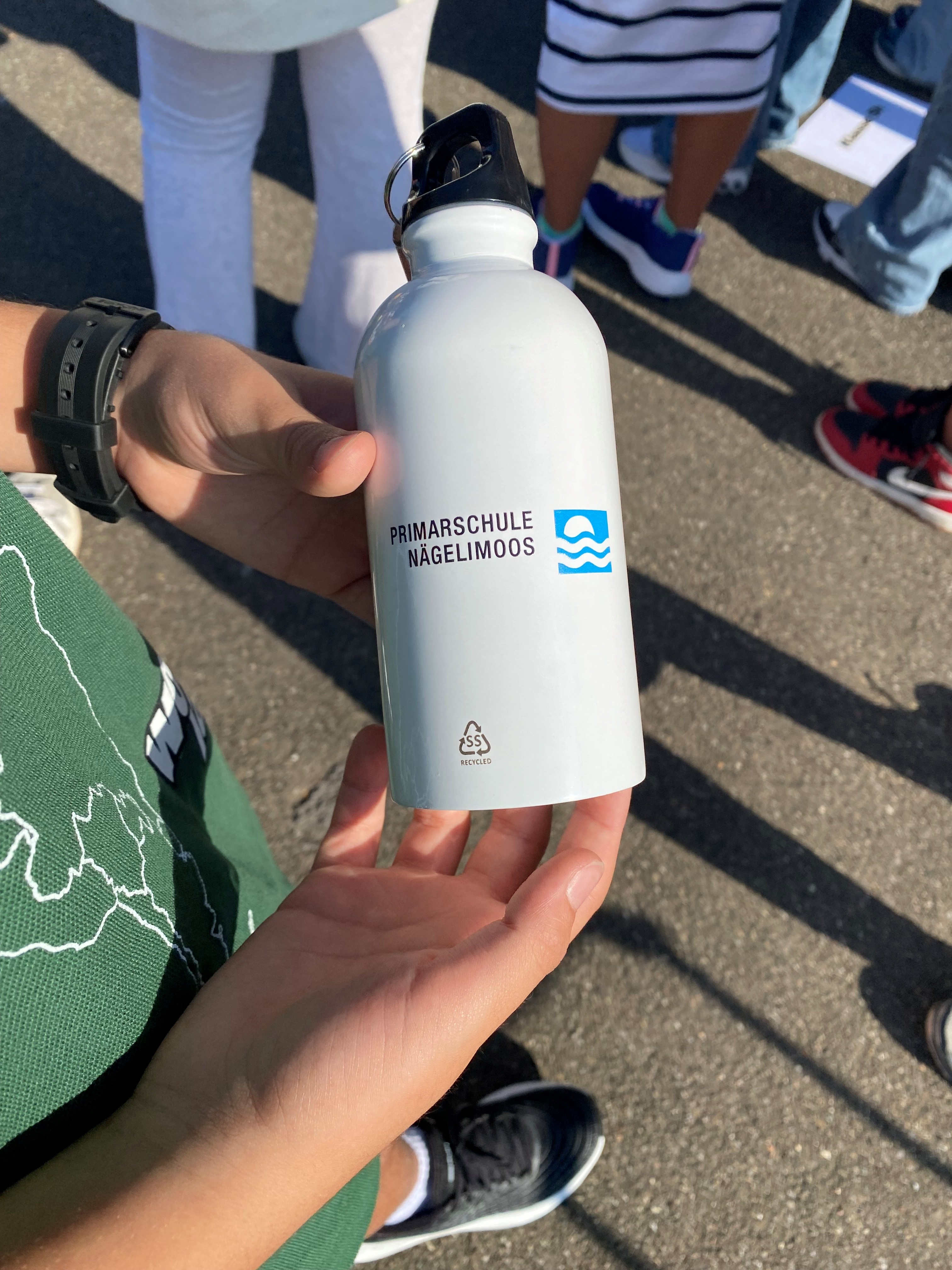 Die Kinder der ersten Klasse wurden herzlich an der Schule willkommen geheissen und erhielten ihre Trinkflasche als Begrüssungsgeschenk.