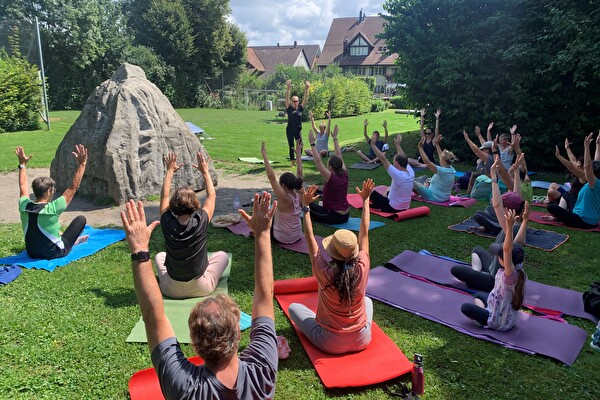 Die «Yoginis» haben an einem Sommertag den Schatten gesucht. (Bild: Stadt Kloten)