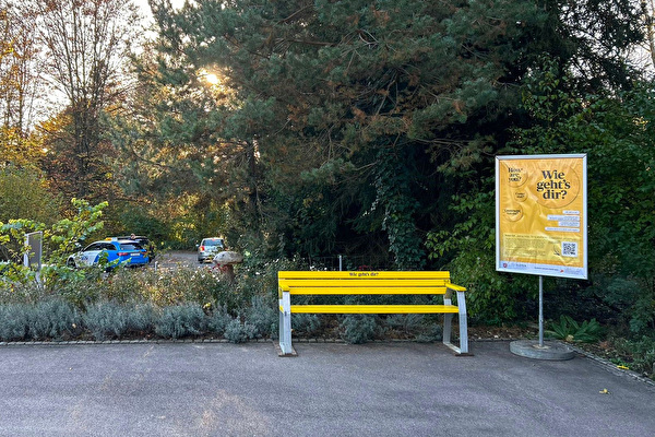 Das «Wie geht’s dir?»-Bänkli steht bis Ende Januar 2025 auf dem Friedhof Chloos. (Bild: Stad Kloten)