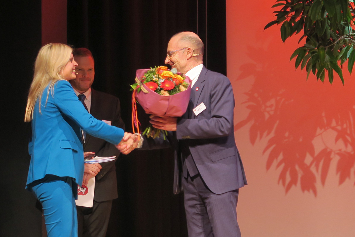 Stadtpräsident René Huber bedankt sich bei Rahel Kindermann, Geschäftsführerin der FRZ Flughafenregion Zürich 