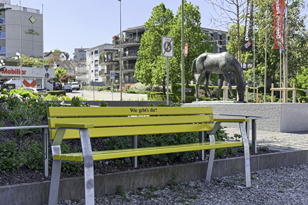 Das «Wie geht’s dir?»-Bänkli steht bis Ende Juli 2025 auf dem Stadtplatz Süd. Bild: Stadt Kloten (MGE)