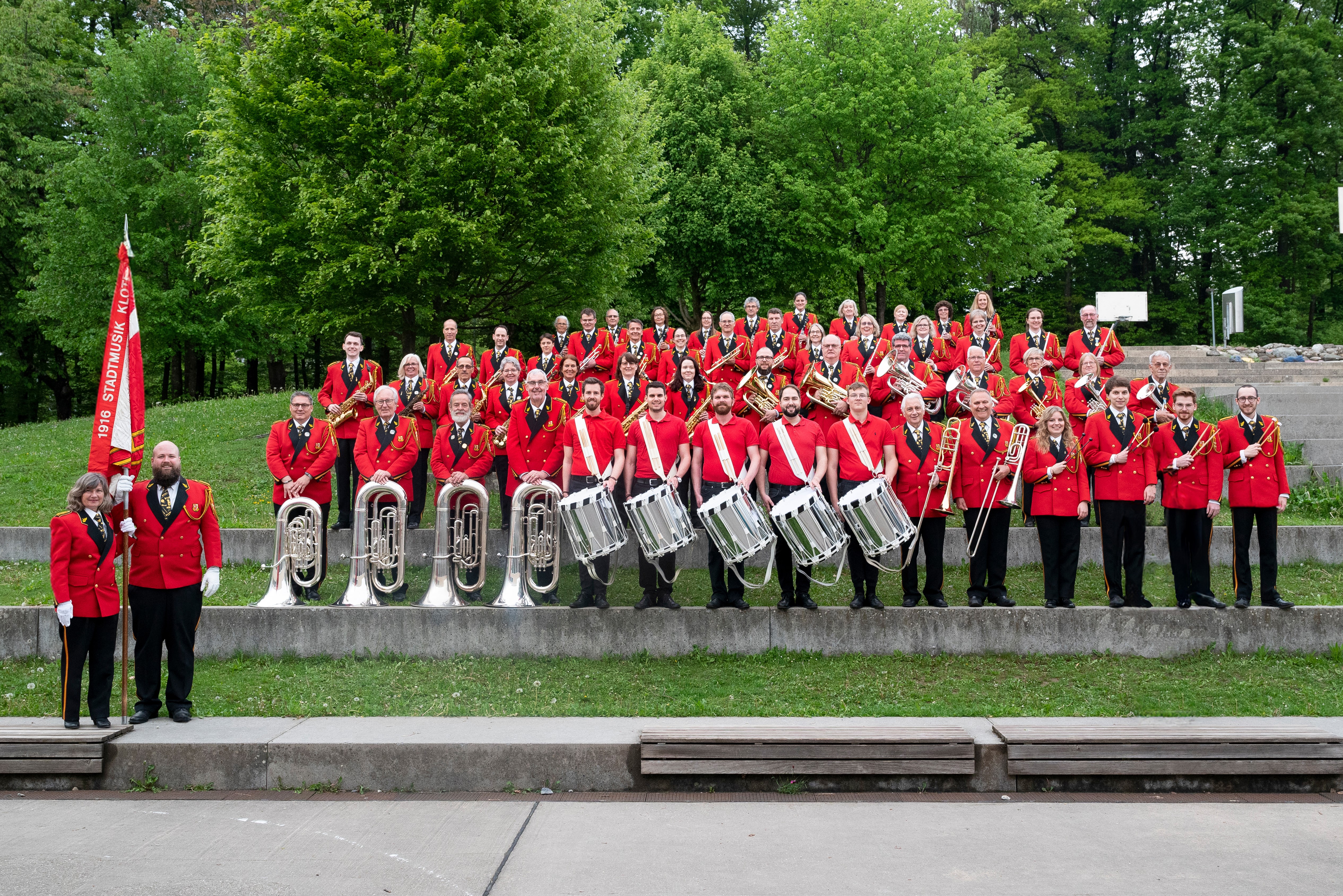 Die Stadtmusik Kloten sorgt für Musik auf dem Stadtplatz. Bild: Stadmusik Kloten