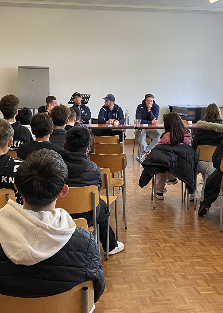 Unterricht einmal anders: Statt einer Lehrperson standen Spieler des EHC Klotens vor der Klasse. Bild: Stadt Kloten (JK)