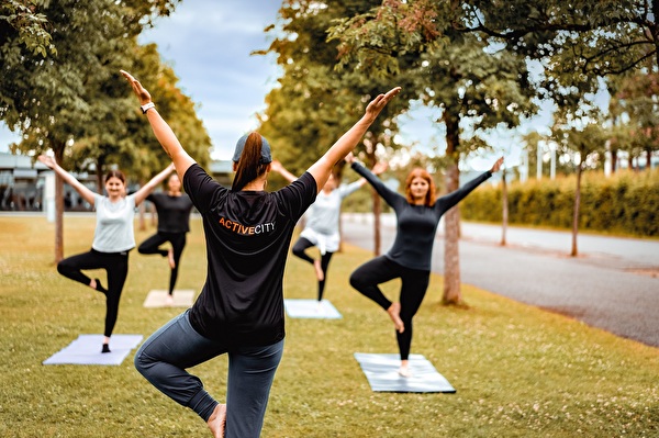 Menschen beim Yoga Kurs