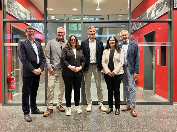 Definitiv gewählte Mitglieder des Stadtrates Kloten. v.l. Roger Isler, Richard Frischknecht, Sandra Eberhard, Kurt Hottinger (Präsident), Gaby Kuratli, Mark Wisskirchen