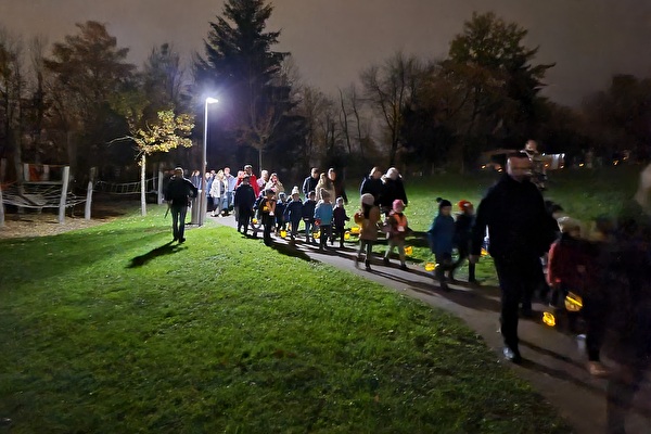 «Räbeliechtli, Räbeliechtli wo gahsch hi?» (Bild: Stadt Kloten)