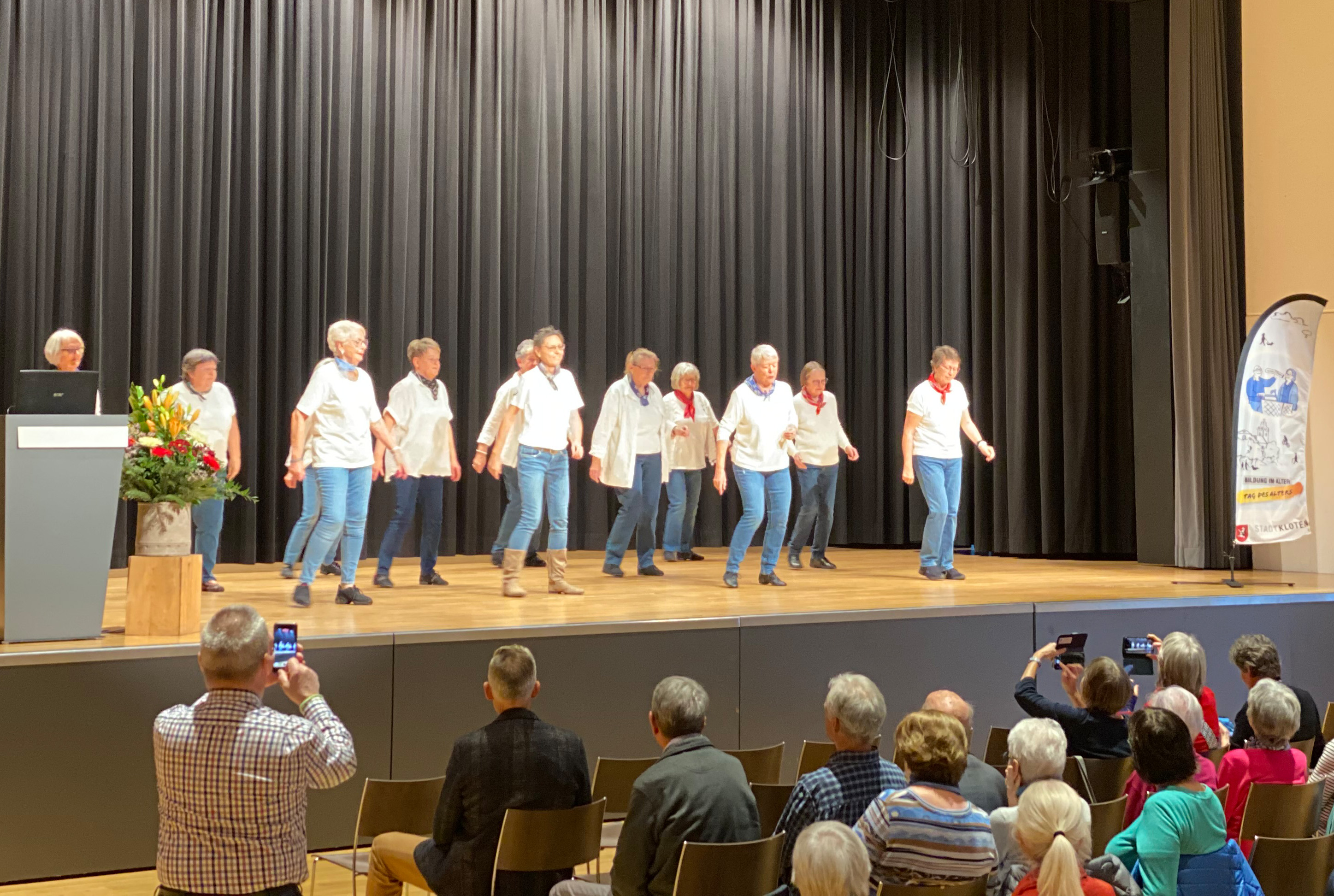 Die Linedance-Seniorengruppe Footprints / Pro Senectute in Action. Bild: Stadt Kloten (HK)