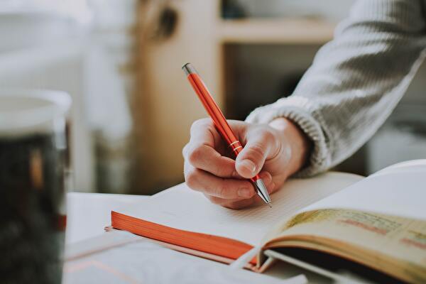 In den Deutschkursen können die Kursteilnehmenden Sprache und Grammatik verbessern. (Bild: Lili Artsy)
