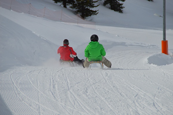 Schlitteln gilt als unkomplizierter Wintersport, der vor allem Spass macht. Doch die Risiken werden oft unterschätzt. (Bild: mosiunterwegs)