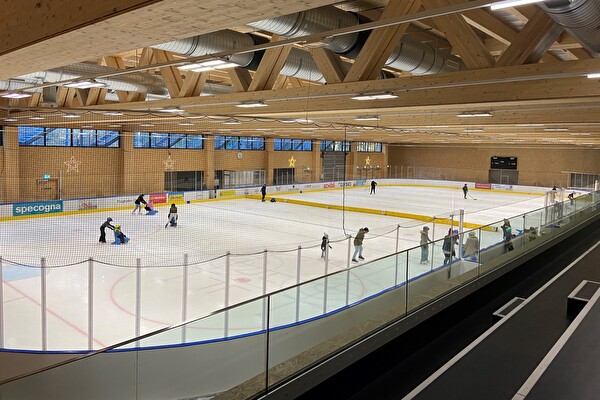 Eiszeit in der Schluefweg Halle (Bild: Stadt Kloten)