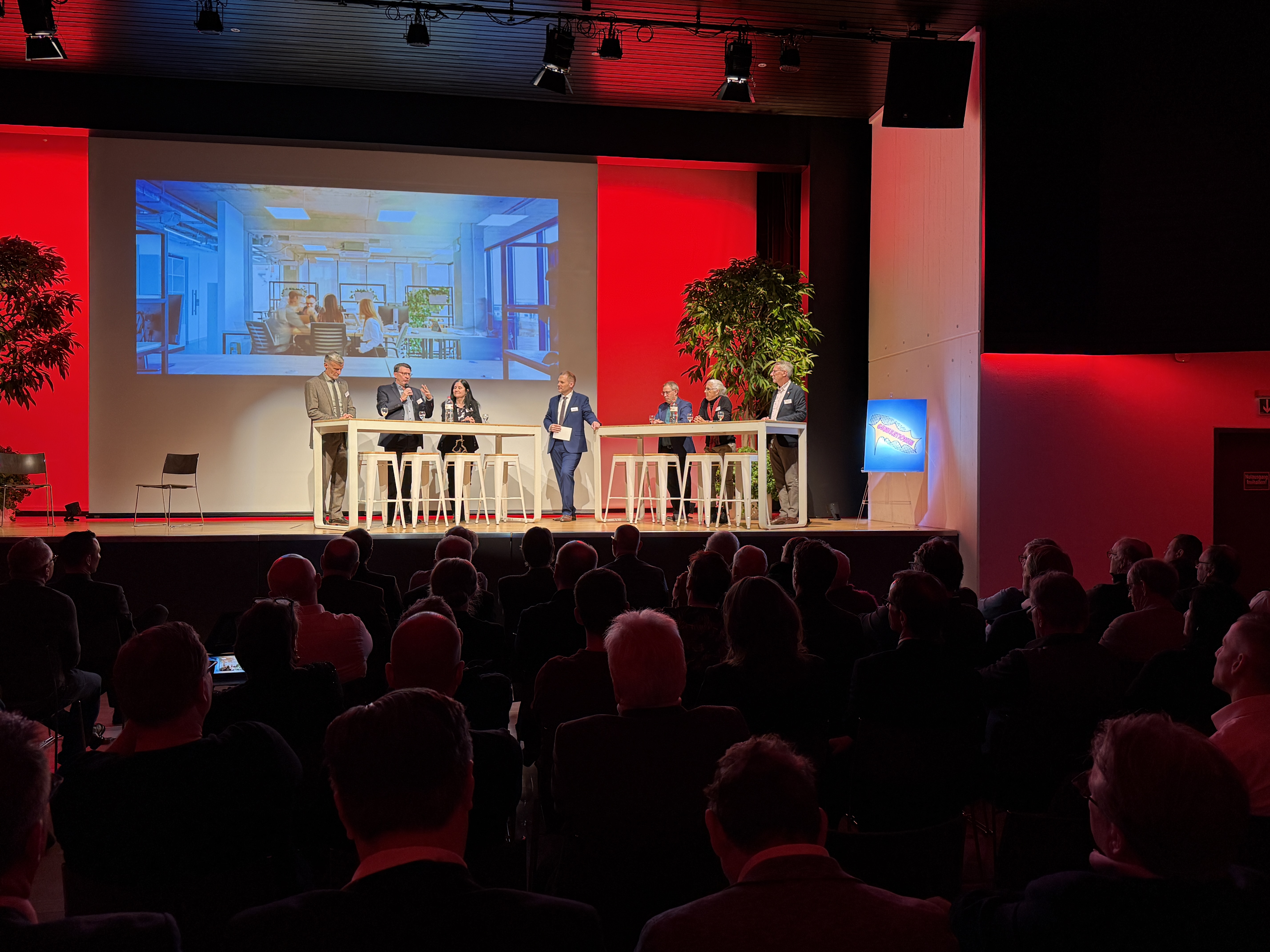Podium mit Stadträtinnen und Stadträten, moderiert durch Stefan Siegenthaler