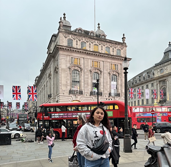 Manika Giri reiste im Rahmen des Freifachs «Englisch» an der Berufsschule nach London. (Bild: Stadt Kloten, MG)