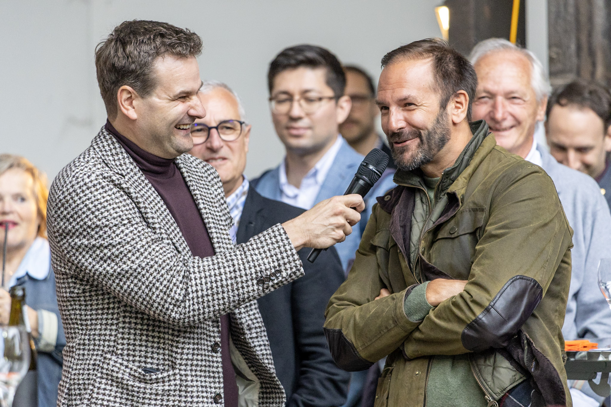 Am Kulturapéro gab es auch viel zu Schmunzeln. Hier Gastgeber Jean-Luc Kühnis im Gespräch mit Giancarlo Pallioppi (Gründer und Macher vom Zauberpark am Flughafen).