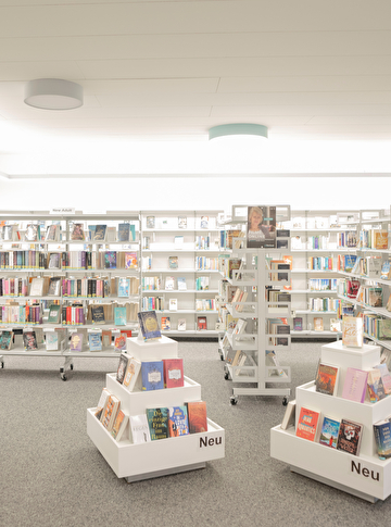 Bücherregale in der Stadtbibliothek Kloten