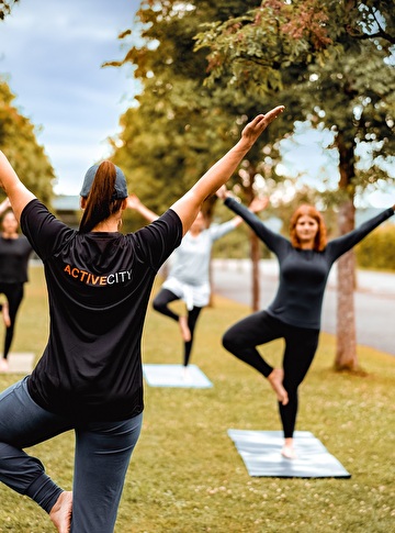 Menschen beim Yoga Kurs