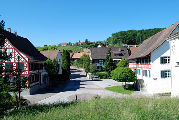 Auf dem Bild ist auf der linken Seite das alte Schulhaus und rechts das Altersheim abgebildet. 