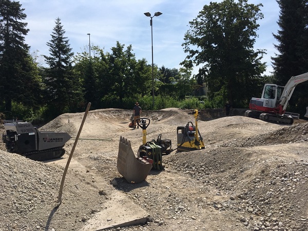 Mit diversen Geräten werden in Handarbeit und mit kleineren Bagger die Grundformen des Pumpparks aus Erde erschaffen.