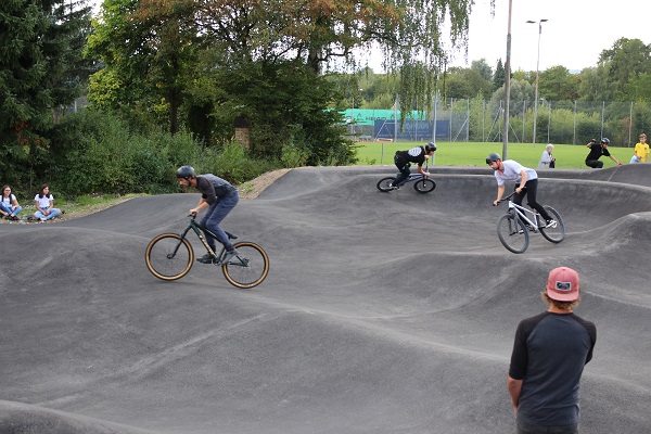 In einem unglaublichen Tempo, mit Sprüngen und teilweise nur auf einem Rad zeigten die Fahrer von Flying Metal ihr Können in den Shows auf dem Pumppark.
