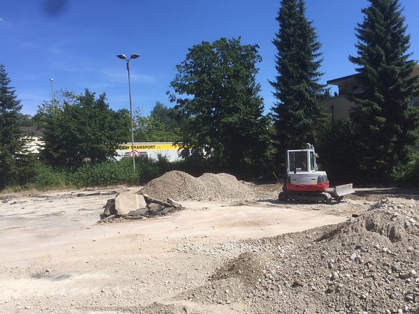 Die Bagger sind aufgefahren und beginnen den Asphalt aufzureissen.
