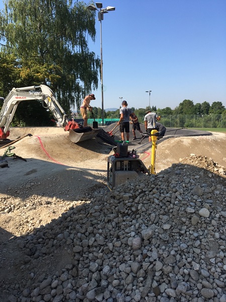 In Handarbeit wird der heisse Asphalt sorgfältig aufgetragen und gleichmässig verteilt und die Kanten ausgebildet.