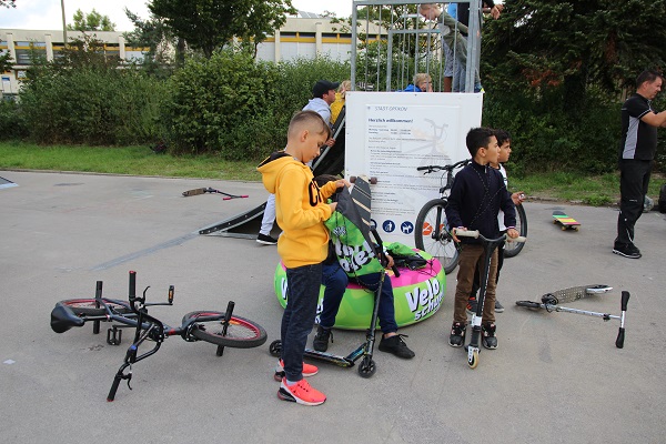 Wer gemeinsam mit einem der Kantonspolizisten den Veloparcours absolviert hat, hat als Belohnung von der Kantonalen Veloförderung ein gefülltes Rucksäckchen erhalten.