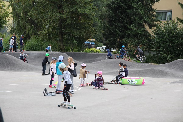 Mit allen möglichen Verkehrsmittel tauchen die Kinder, Jugendlichen und Eltern beim Rollpark auf und testeten die verschiedenen Angeboten.