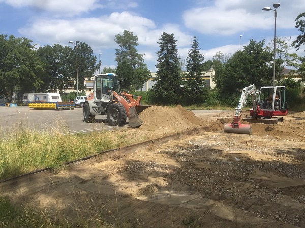 Die alte Brachfläche hinter dem Skaterplatz wird freigelegt.