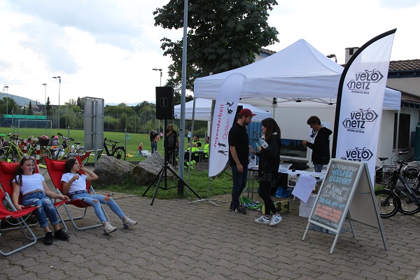 Am Stand der Stadt Opfikon werden Helfer gesucht für einen Kiosk mit Velo/Skateboard-Ausleihe beim Rollpark, Informationen über das Velofahren in Opfikon und die Aktionen der Kinder- und Jugendarbeit weitergegeben.