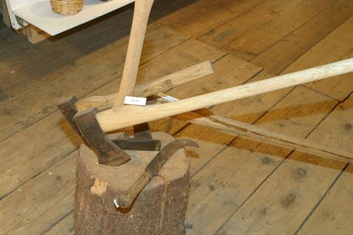 Auf dem Dachboden sind Geräte des bäuerlichen Handwerks vergangener Zeiten zu sehen. 