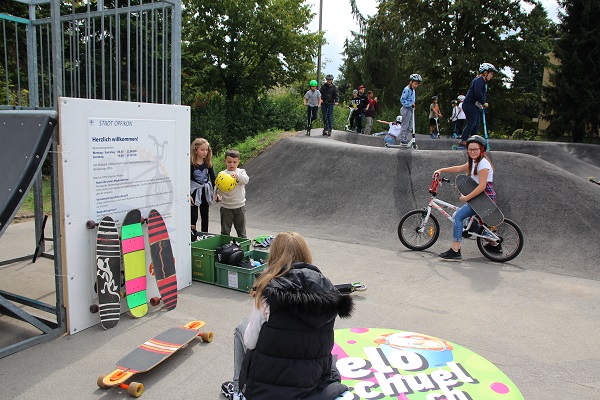 Helm aufsetzen, Schoner anziehen und los geht’s mit dem Skateboard. Dank dem Material vom Rollladen konnten alle das Skateboard fahren üben!