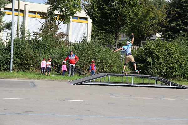In einer Show wird gezeigt welche Kunststücke man auf den neuen Skaterelementen üben kann.