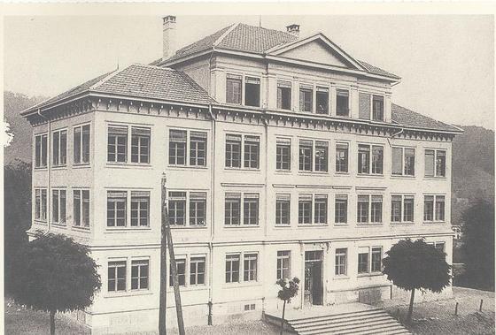 Foto mit Schulhaus Bündtmättli um die Jahrhundertwende.