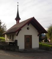 Das "Tscholi-Chäppali" soll 1386 von Tscholin, dem damaligen Besitzer und Bauer der Luegeten- und Widenmatthöfe, zu Ehren der in der Schlacht bei Sempach gefallenen Bürger von Malters erbaut worden sein. 1952 wurde die Kapelle, die dem heiligen Bruder Klaus und St. Wendelin geweiht ist, mit Hilfe der katholischen Kirchgemeinde und den unterhaltspflichtigen Höfen renoviert und erweitert.