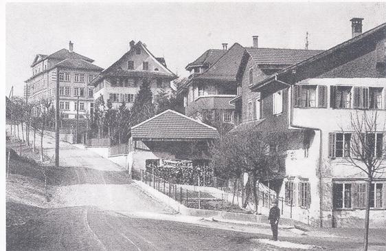 Foto mit der Schwarzenbergstrasse und dem Schulhaus Bündtmättli um 1908.