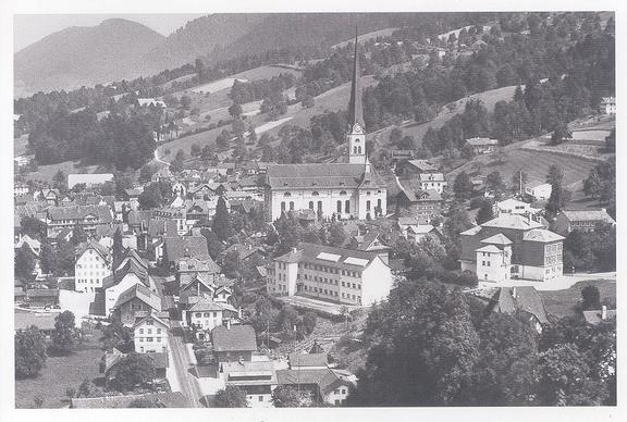 Foto Schulhaus Bündtmättli 1 und 2 mit Kirche um 1960.