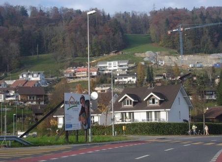 Das Gebiet Neuhushöhe liegt am Sonnenhang der Gemeinde Malters. Sie haben Sicht auf die Pilatuskette und einen wunderbaren Blick auf die Gemeinde Malters. Mit der erneuerten Haldenstrasse und der neu gebauten Neuhushöhestrasse ist dieses Neubaugebiet bestens erschlossen. Geplant sind weitere Einfamilienhäuser.