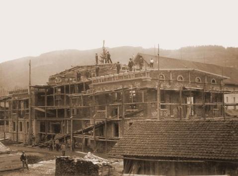 Der Stierenstall wurde 1899 erstellt. Er diente der Mühle als Ökonomiegebäude, d.h. die Pferde und Ochsen, welche die Wagen mit Mehl etc. zogen (man hatte ja noch keine LKWs) waren in diesem Gebäude untergebracht. Im oberen Teil wurde das Futter etc. mit eigenem Lastlift gelagert. Der Lift blieb bei der Renovation im Jahr 2000 erhalten. In den Jahren 2000 und 2001 wurde das Gebäude renoviert und dient seitdem als Betriebsgebäude der <LINK intern:firmenverzeichnis/?action=showunternehmen&unternehmen_id=13839>Steiner Energie AG.</LINK> Teile davon werden auch an Dritte vermietet (Schulsekretariat, Architekt, Künstler ...).

